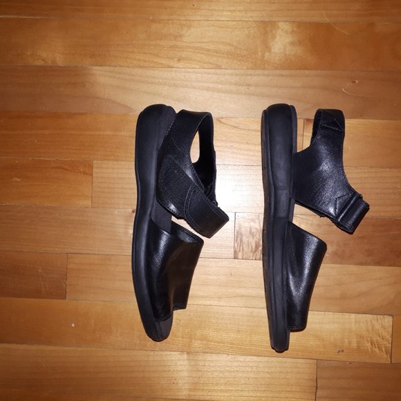 Sleek soft leather ECCO sandals - Picture 2 of 3